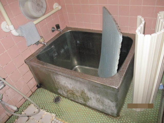 浴槽も深くて狭いもので足を伸ばして入浴できませんでした。
また、タイルの目地の汚れも目立っていました。
